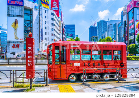 日本の東京都市景観 8月。猛烈な暑さ…池袋駅前のイケバスなどを望む＝19日 129829894