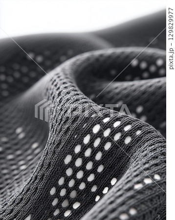 通気性のある灰色のメッシュ生地のクローズアップ 129829977