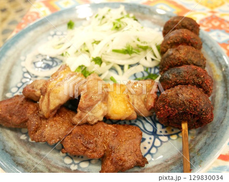 ウズベキスタンの伝統料理シャシリク(ケバブ)　 129830034