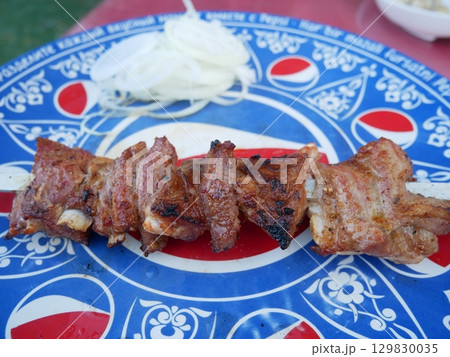 ウズベキスタンの伝統料理シャシリク(ケバブ)　 129830035