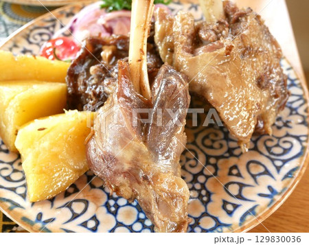 ウズベキスタン・ブハラの伝統料理カザンケバブ 129830036