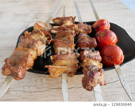 ウズベキスタンの伝統料理シャシリク(ケバブ)　 129830040