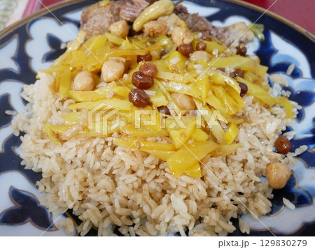 ウズベキスタンの伝統料理プロフ(サマルカンド風) 129830279