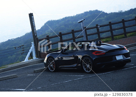 早朝の展望台に佇む黒いオープンカー 129830378