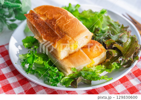 焼いたホットたまごサンド 129830600