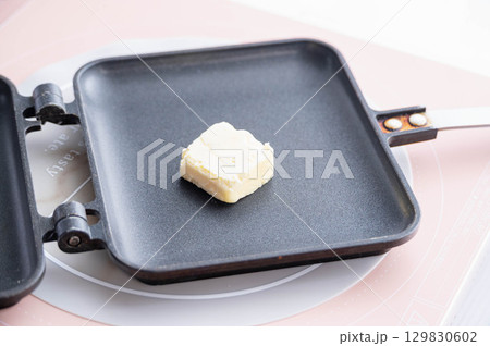 バターをのせたホットサンドメーカー バターをのせたホットサンドメーカー 129830602