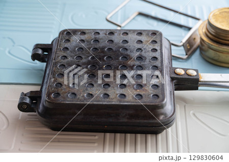使い込んだホットサンドメーカー 129830604