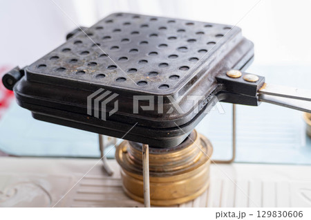 ホットサンドメーカーで料理 129830606