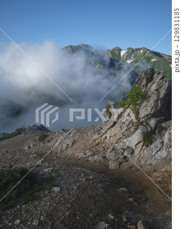 雲湧く夏の北アルプスの山並み 雲湧く夏の北アルプスの山並み 129831185