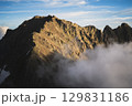 涸沢岳から見る夕陽に染まる奥穂高岳 129831186