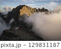 涸沢岳から見る夕日に染まる奥穂高岳と穂高山荘 129831187