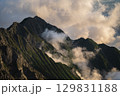 雲に覆われる穂高連峰 129831188