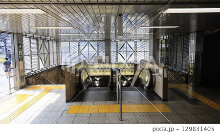 都営三田線の巣鴨駅A1番出入口、エスカレーターが設置され、JR巣鴨駅との乗換口 都営三田線の巣鴨駅A1番出入口、エスカレーターが設置され、JR巣鴨駅との乗換口 129831405