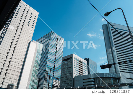 KITTE大阪より高層ビルを見上げるオフィス街の風景 129831887