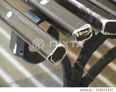 パイプ椅子の端 129831932