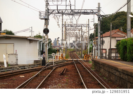 三重県内を走る地方鉄道「四日市あすなろう鉄道」：内部線と八王子線が分岐する日永駅・四日市へ向かう線路 129831951