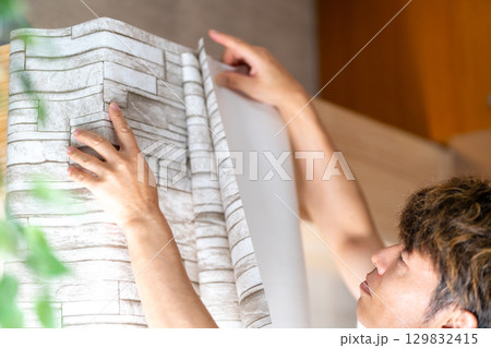 リフォーム DIY 内装工事 ダイノックシート 印刷化粧フィルム施工 位置合わせ 割石 柄 リフォーム DIY 内装工事 ダイノックシート 印刷化粧フィルム施工 位置合わせ 割石 柄 129832415