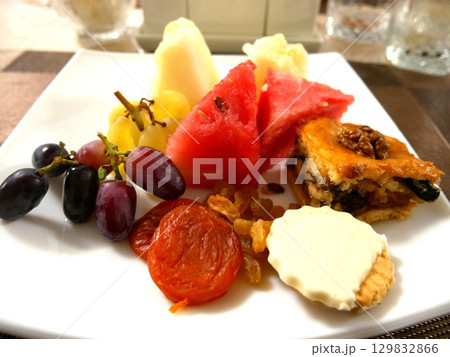 皿に盛られたフルーツとドライフルーツ&お菓子 皿に盛られたフルーツとドライフルーツ&お菓子 129832866