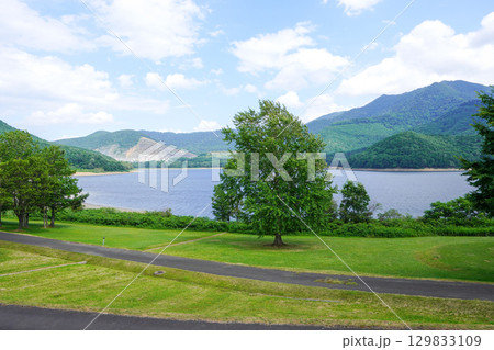 かなやま湖畔キャンプ場の隅っこから撮るかなやま湖 129833109