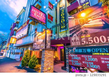 日本の東京都市景観 鶯谷駅前のホテル街などを望む 日本の東京都市景観 鶯谷駅前のホテル街などを望む 129833291