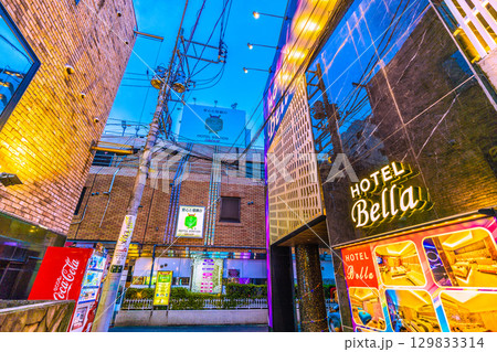 日本の東京都市景観 鶯谷駅前のホテル街などを望む 日本の東京都市景観 鶯谷駅前のホテル街などを望む 129833314