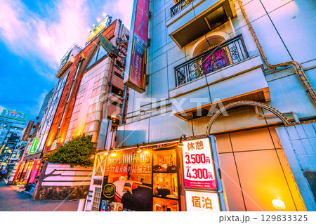 日本の東京都市景観 鶯谷駅前のホテル街などを望む 日本の東京都市景観 鶯谷駅前のホテル街などを望む 129833325