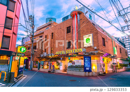 日本の東京都市景観 鶯谷駅前のホテル街などを望む 日本の東京都市景観 鶯谷駅前のホテル街などを望む 129833353