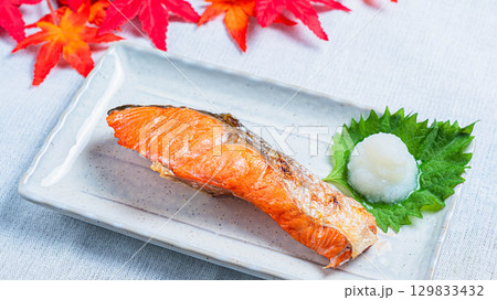 鮭の塩焼き　大根おろし添え　紅葉の彩りと和食の風景 129833432