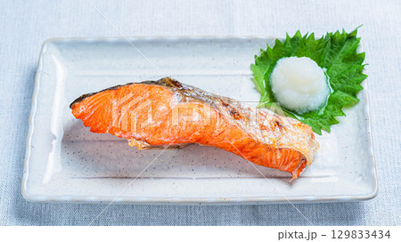 鮭の塩焼き　大根おろし添え　和食の定番料理 129833434