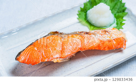 鮭の塩焼き　大根おろし添え　和食の定番料理 129833436
