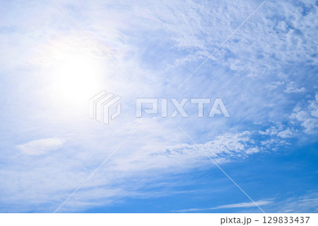 青空と白い雲 129833437