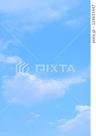 青空と白い雲 129833447