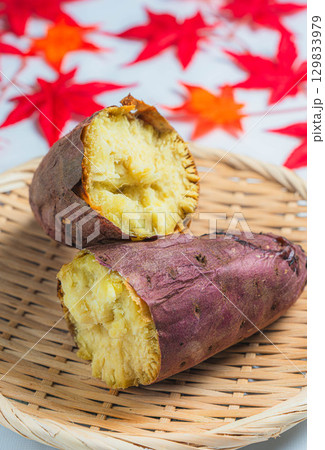 焼き芋　秋の味覚　さつまいもの甘い香りと紅葉の彩り 129833979