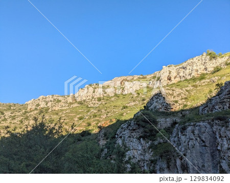 青空と岩肌が美しい緑の山の絶景｜南イタリア・ヨーロッパの自然風景 129834092