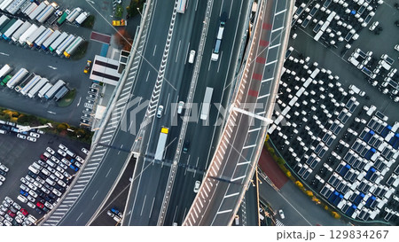 高速道路の風景真俯瞰空撮 高速道路の風景真俯瞰空撮 129834267