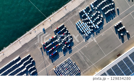 貨物の置かれた埠頭の真俯瞰ドローン空撮 貨物の置かれた埠頭の真俯瞰ドローン空撮 129834280