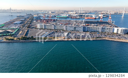 港湾都市のドローン空撮 129834284