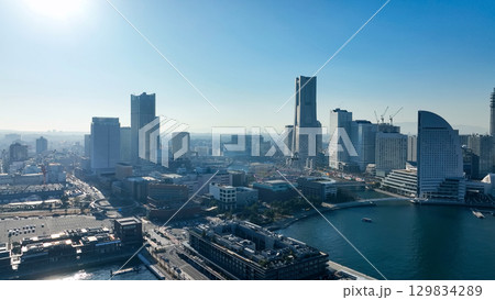 現代都市と青空のドローン空撮 129834289