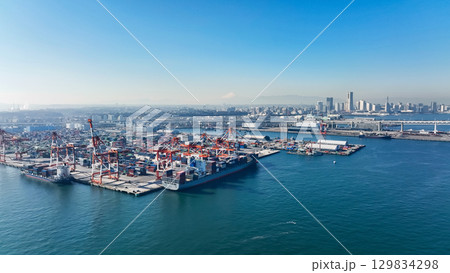 港湾コンテナヤードのドローン空撮 129834298