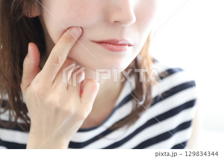 肌荒れを気にする女性　スキンケア 129834344