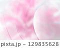 淡いピンクの抽象的な曲線 129835628