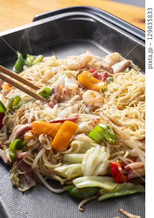 ホットプレートで塩焼きそば ホットプレートで塩焼きそば 129835833