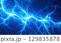 複雑に広がる電気のスパークと青い背景 129835878