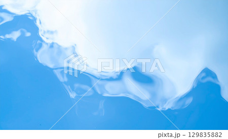 雲を映す水面の幻想的なゆらぎ 雲を映す水面の幻想的なゆらぎ 129835882