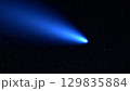 漆黒の宇宙に輝く青い彗星 129835884