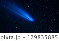星空を流れる青い彗星の尾 129835885