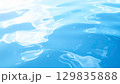青い水面の柔らかな反射 129835888