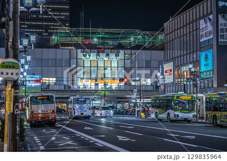 JR大宮駅東口の夜景と活気あふれるバスターミナル(埼玉) JR大宮駅東口の夜景と活気あふれるバスターミナル(埼玉) 129835964