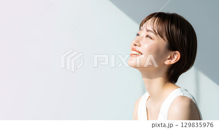ショートヘアの若い女性の自然光ポートレート 129835976