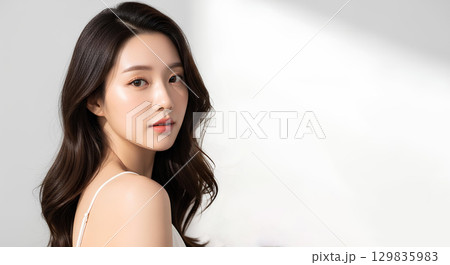 清楚でナチュラルな魅力の若い女性のビューティーポートレート 129835983